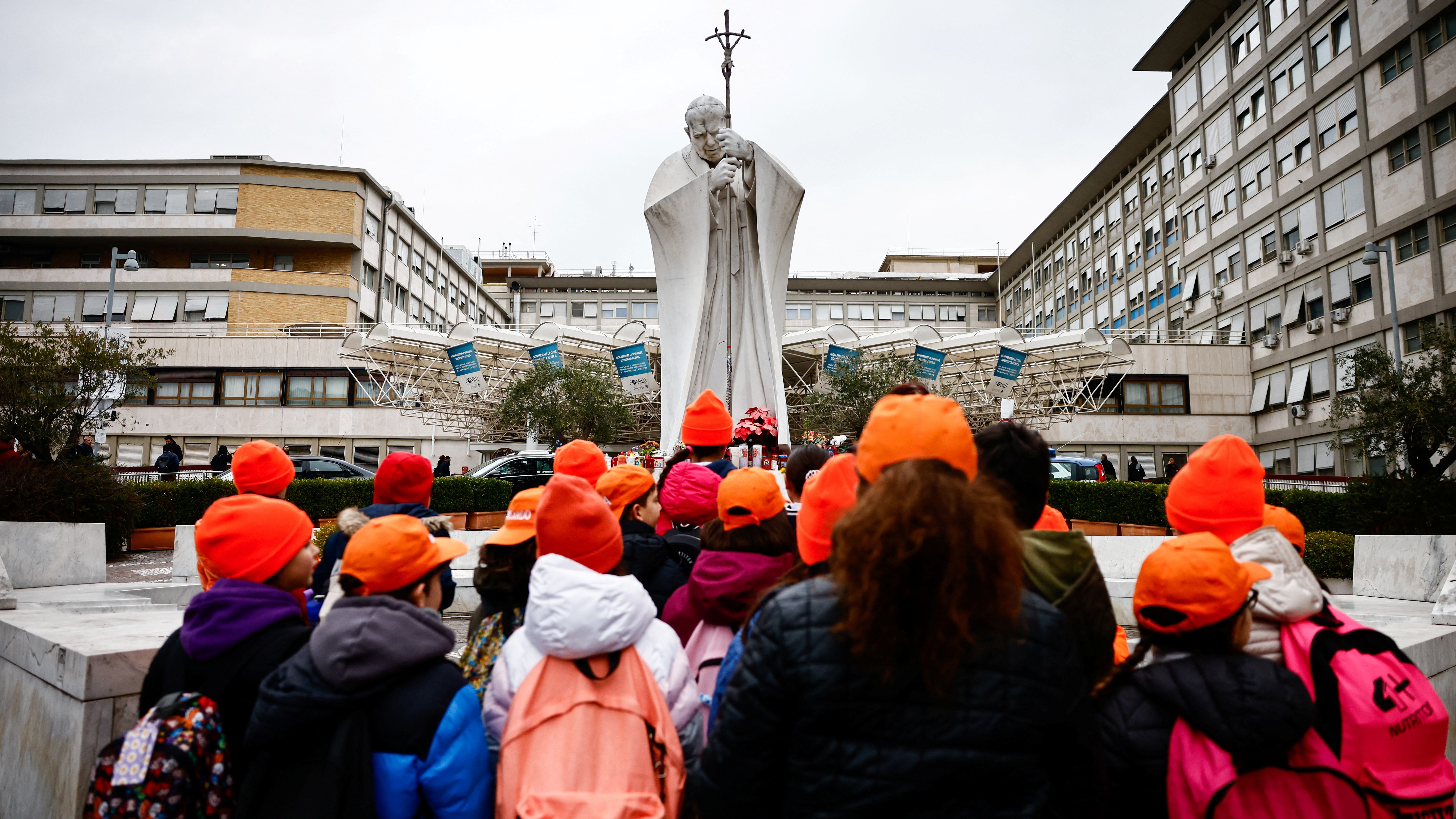 Oracións por Francisco xunto ao hospital Gemelli de Roma (Reuters)