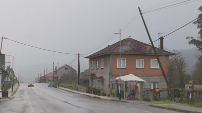 Imaxe deste xoves do poste inclinado onda unha vivenda familiar á beira da estrada que enlaza A Estación e Curro, no concello de Barro