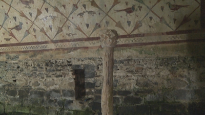 Numerosas aves decoran o interior do templo tardorromano de Santalla de Bóveda