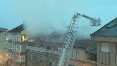 Os bombeiros traballando na extinción do incendio de Ourense este sábado