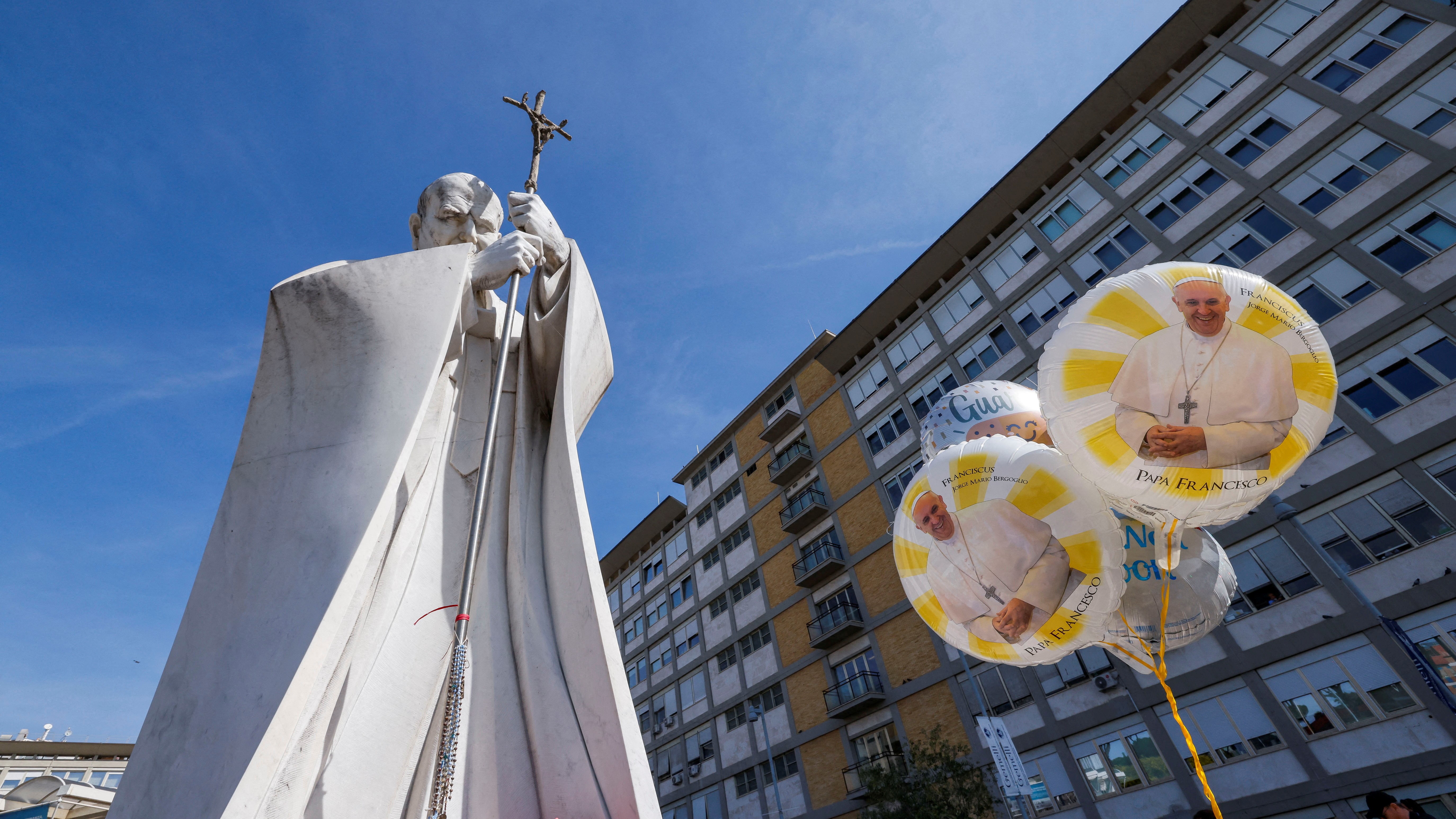 Globos coa imaxe do papa Francisco ás portas do hospital. REUTERS/Ciro De Luca