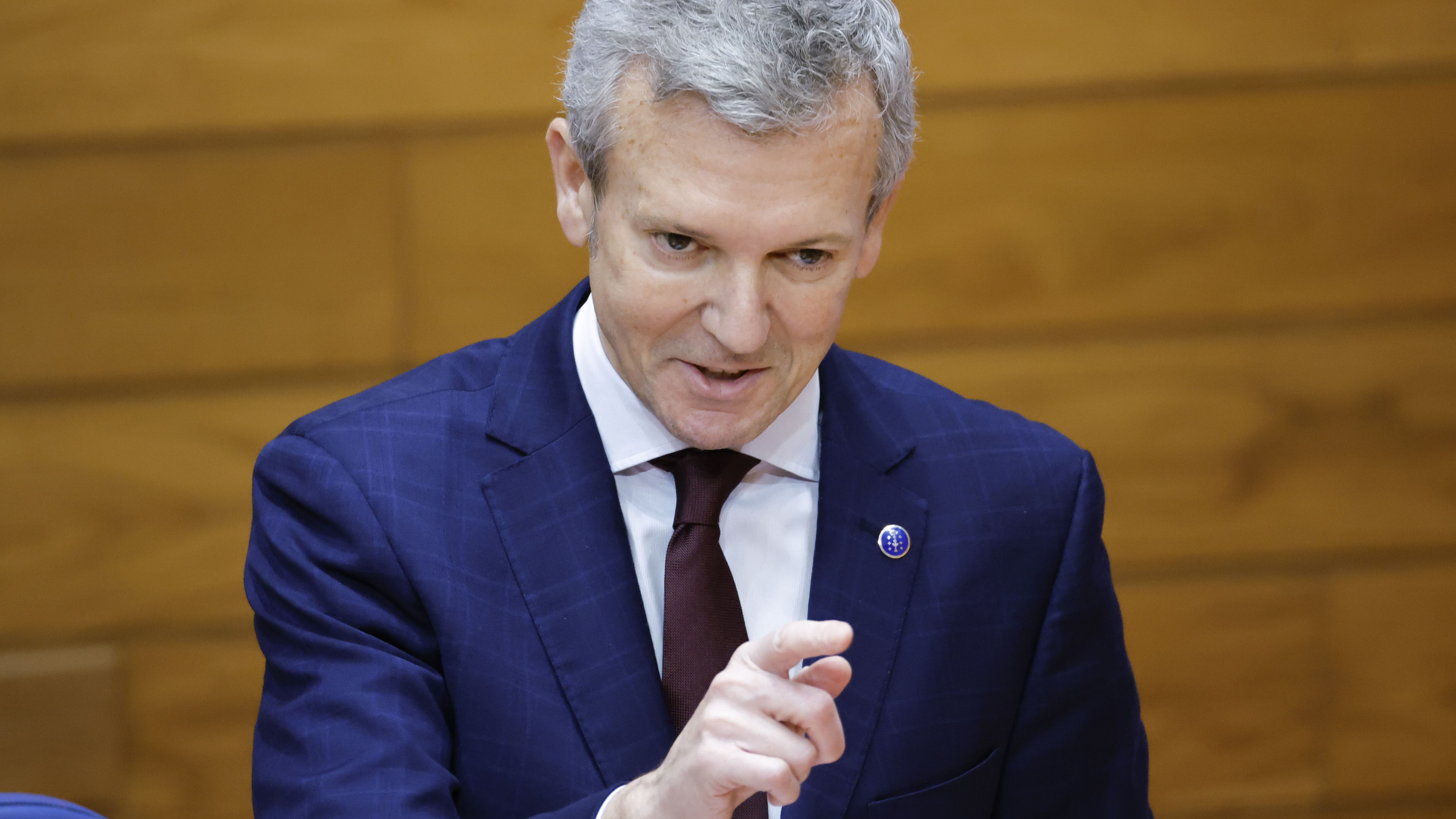 O presidente da Xunta, Alfonso Rueda, intervén durante o pleno do Parlamento de Galicia este mércores en Santiago de Compostela (EFE/ Lavandeira Jr)