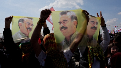 Manifestantes kurdos portando bandeiras co retrato de Abdullah Ocalan (Arquivo/Reuters/Umit Bektas)