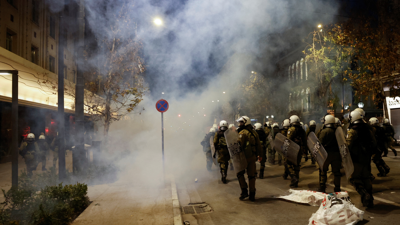 A policía usa gas para dispersar os protestantes en Atenas. REUTERS/Louisa Gouliamaki.