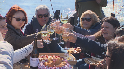 Un grupo de turistas disfruta da experiencia cun albariño galego e cun plato de lamprea á bordalesa, xa moi apreciada polos reis europeos do medievo