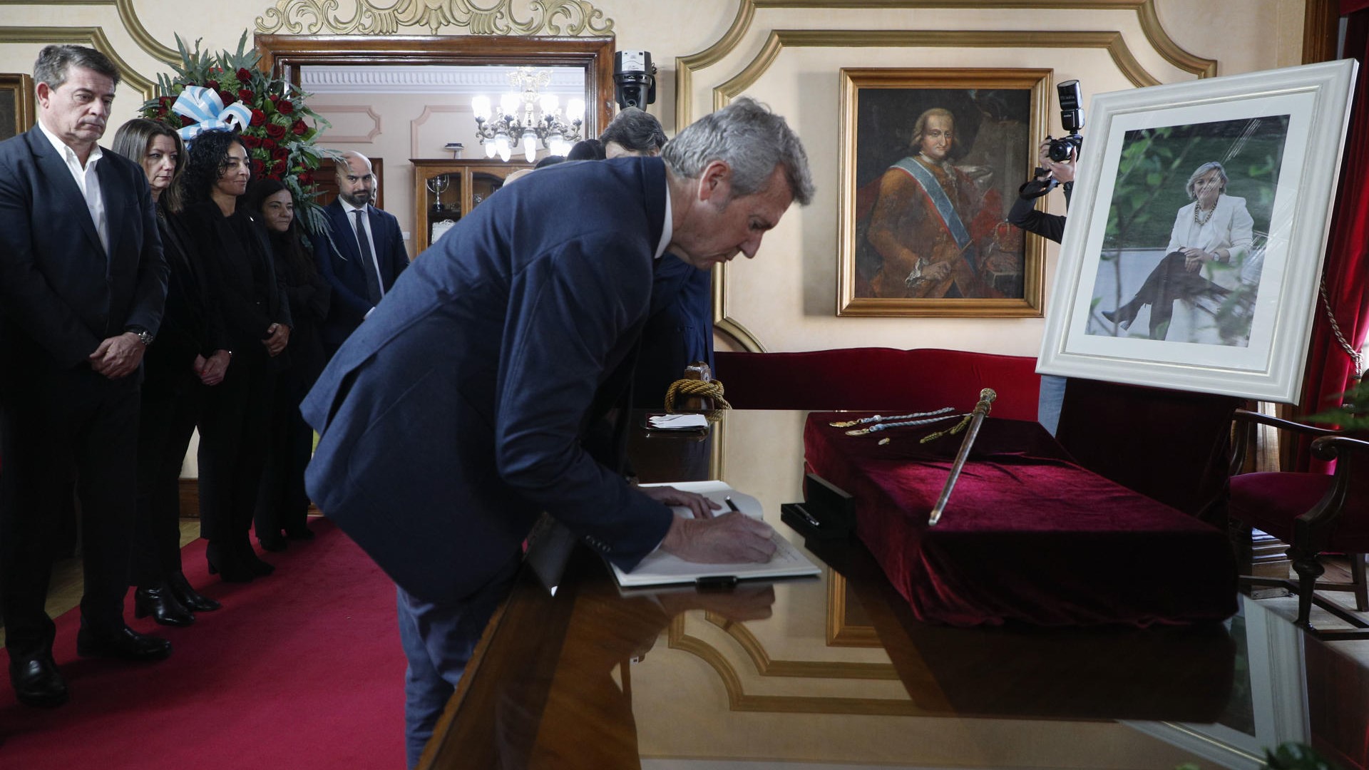 O presidente da Xunta asina no libro de condolencias no consistorio lugués en presenza do líder do PSdeG Gómez Besteiro e de compañeiros de corporación de Paula Alvarellos