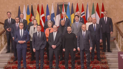 Foto de familia dos líderes que participan no cumio de Londres