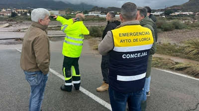 Dispositivo de rescate do home que este domingo foi arrastrado pola corrente en Lorca (EFE / Concello de Lorca)