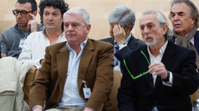 O antido dono de Fadesa Fernando Martín (c) tras os principais acusados da Gürtel Francisco Correa (d) e Pablo Crespo (e) (EFE/ Mariscal POOL)