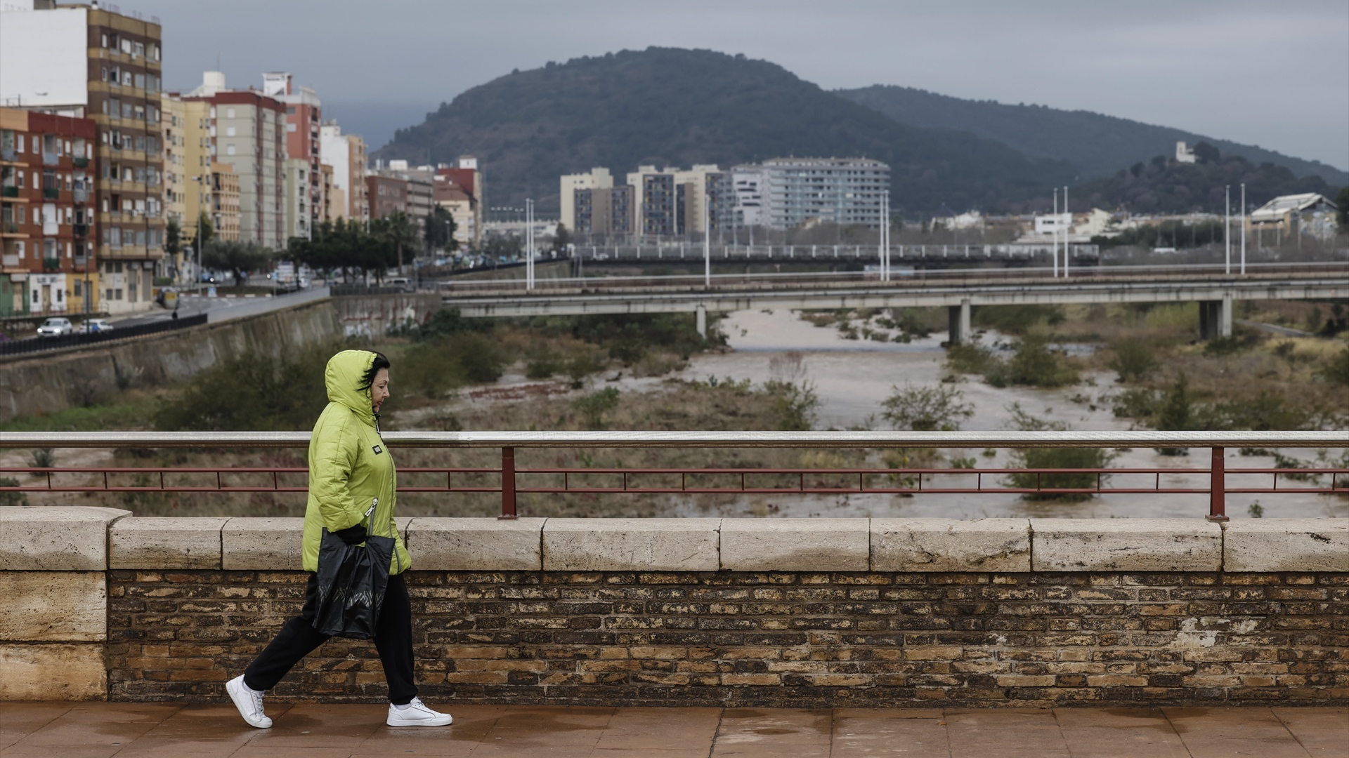 Veciños de Sagunto durante a crecida do río Palancia / Rober Solsona / Europa Press