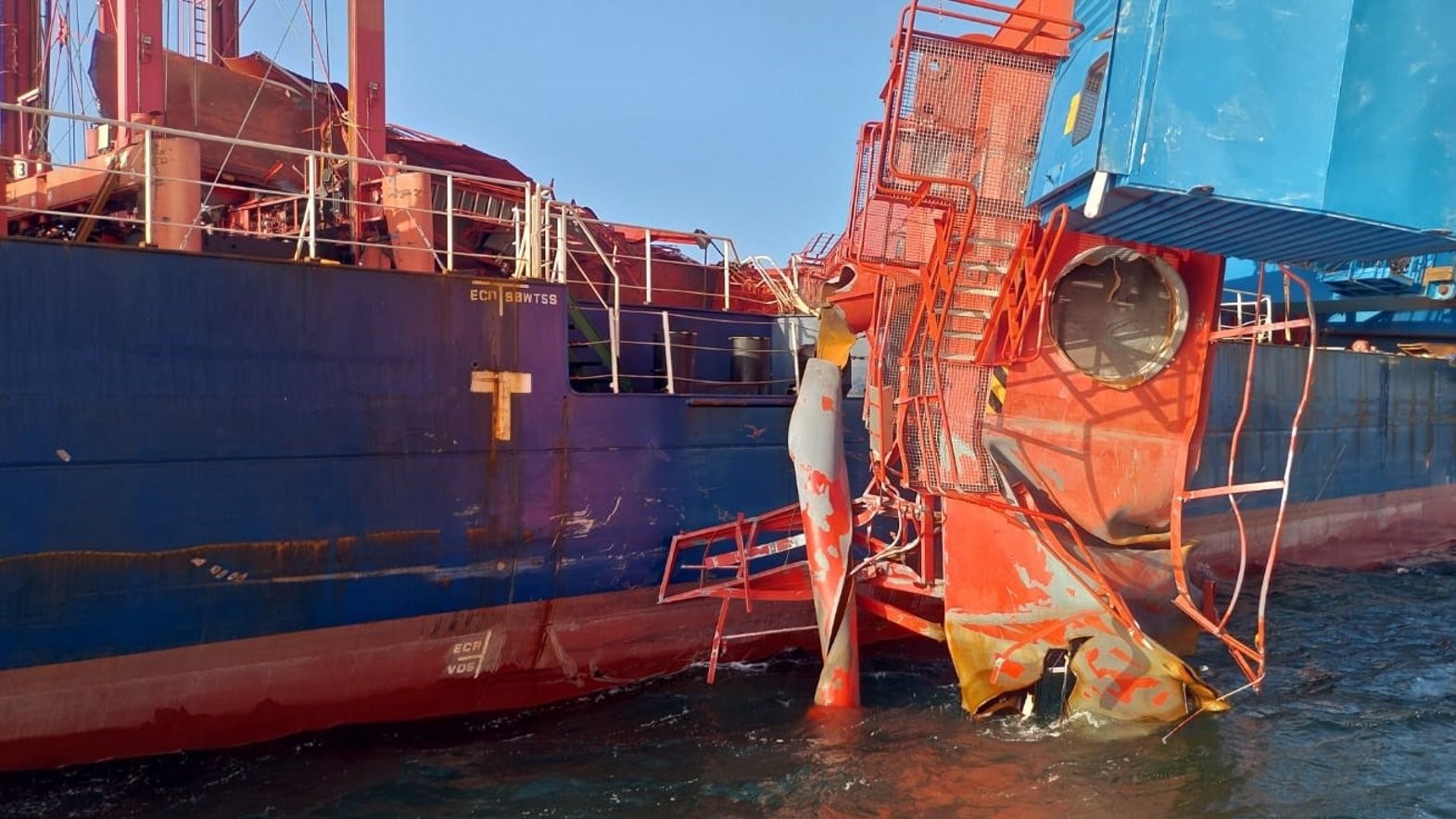 Barco chinés retido en Punta Lagosteira (Transportes)