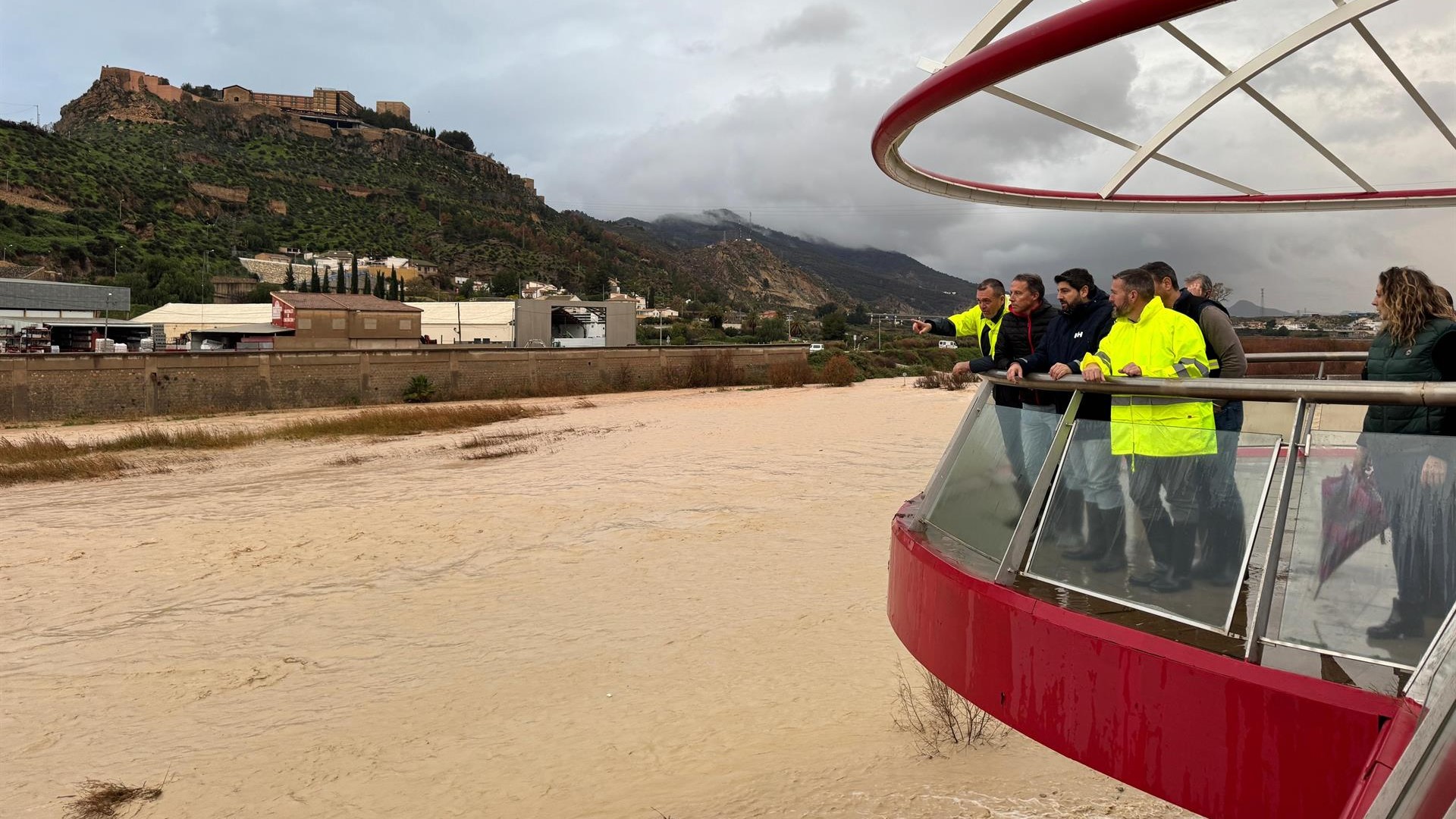 O presidente da Rexión de Murcia, López Miras, contempla as riadas en Lorca