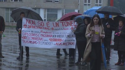 Veciños de Bembrive protestaron dentro e fóra do salón de plenos durante a votación da moción