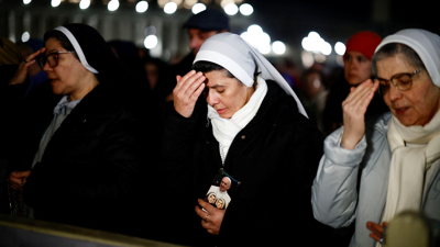 Relixiosas rezando pola saúde do papa diante do Hospital Gemelli de Roma (REUTERS/Yara Nardi)