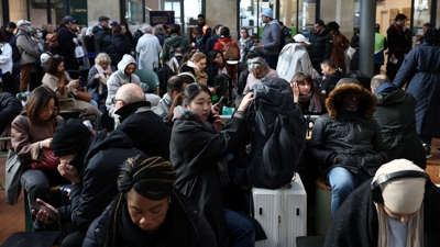 Pasaxeiros na estación de Gare du Nord afectados polas cancelacións (Reuters/Beniot Tessier)