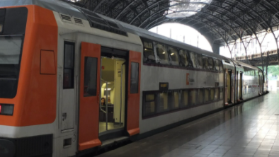 Tren de proximidades (Rodalies) na estación de Francia de Barcelona