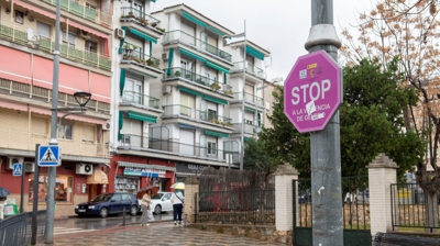 Un cartel contra a violencia machista en Martos (Xaén). EFE/José Manuel Pedrosa