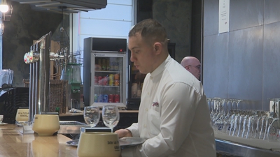 Camareiros a traballar na barra dun restaurante en Lugo