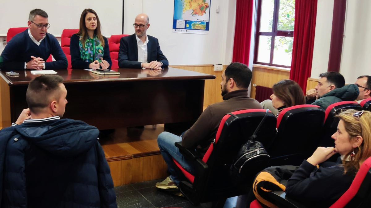 A conselleira María José Gómez nun encontro con alcaldes en Ribadeo/Medio Rural