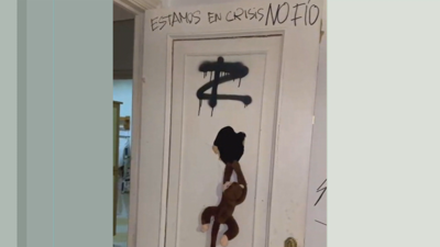 Pintadas feitas polos ocupantes no piso en que vivían sen pagar alugueiro dende o pasado verán