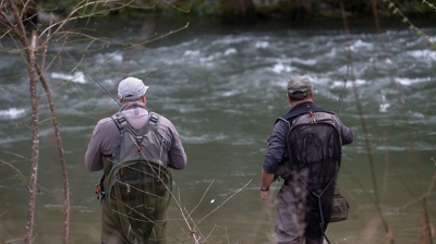 Dous pescadores no río Navia nunha imaxe de arquivo. Europa Press/Carlos Castro