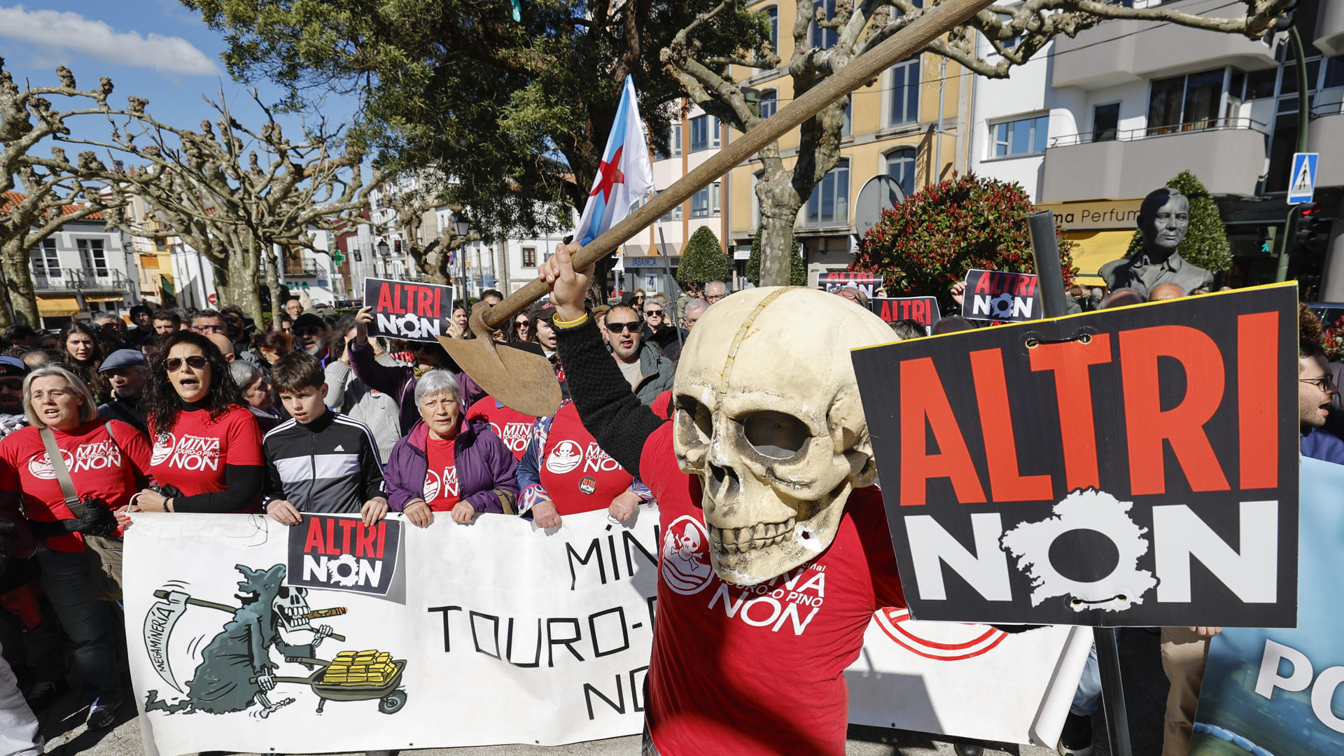 Un momento da mobilización contra Altri en Arzúa este domingo (EFE/Lavandeira jr)