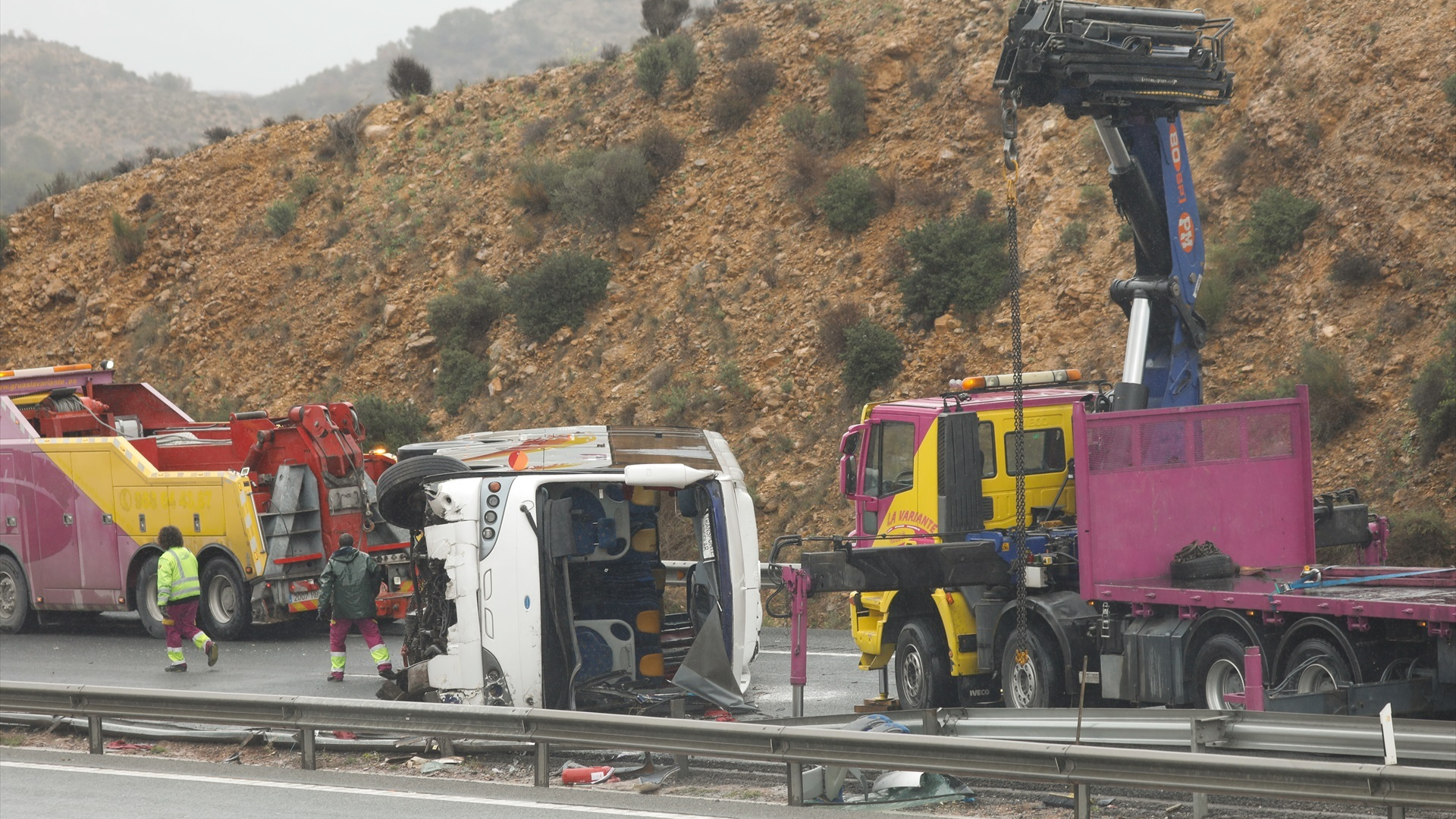 Efectivos de emerxencias atenden os feridos tras o envorco dun autobús/ Edu Botella / Europa Press