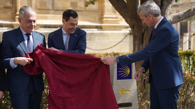 O presidente da Xunta, Alfonso Rueda, o presidente da Junta de Andalucía, Juanma Moreno Bonilla, e o alcalde de Sevilla, José Luis Sanz, descobren un fito indicador do Camiño de Santiago na capital andaluza (EFE/Julio Muñoz)