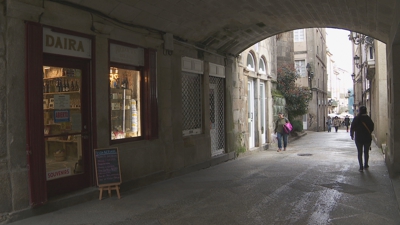 Unha tenda de produtos artesáns instalada nun dos baixos da catedral de Ourense.