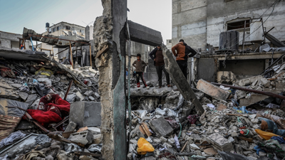 Palestinos buscan as súas pertenzas tras os ataques aéreos israelís / Abed Rahim Khatib / Europa Press