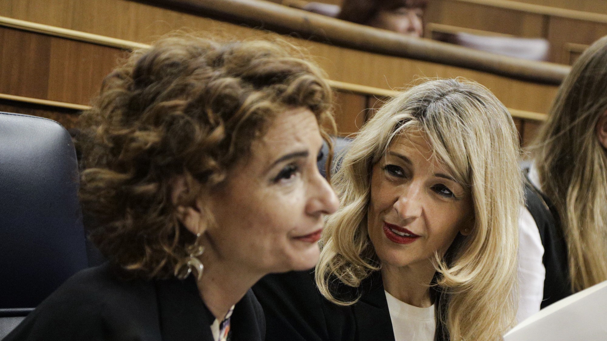 María Jesús Montero e Yolanda Díaz, nos seus escanos no Congreso durante un debate a semana pasada (Europa Press / Candela Ordóñez)