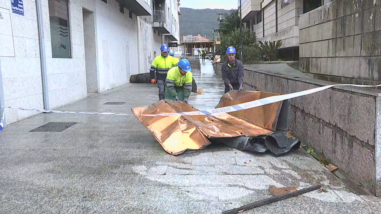 Os operarios retiran parte da cuberta do tellado da Casa do Concello de Moaña, que caeu como consecuencia dos fortes ventos