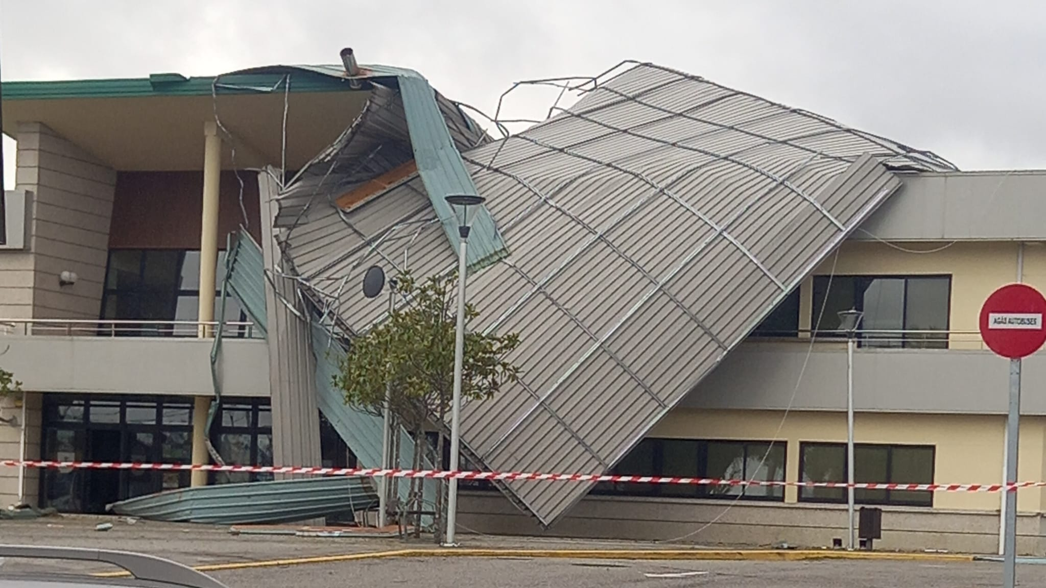 Imaxe da Casa Consistorial de Pazos de Borbén, onde o vento arrincou parte da cuberta do edificio