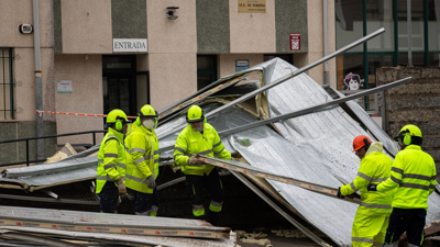 Os bombeiros traballan no IES Rodeira que sufriu danos polo vento, en Cangas /Adrián Irago / Europa Press