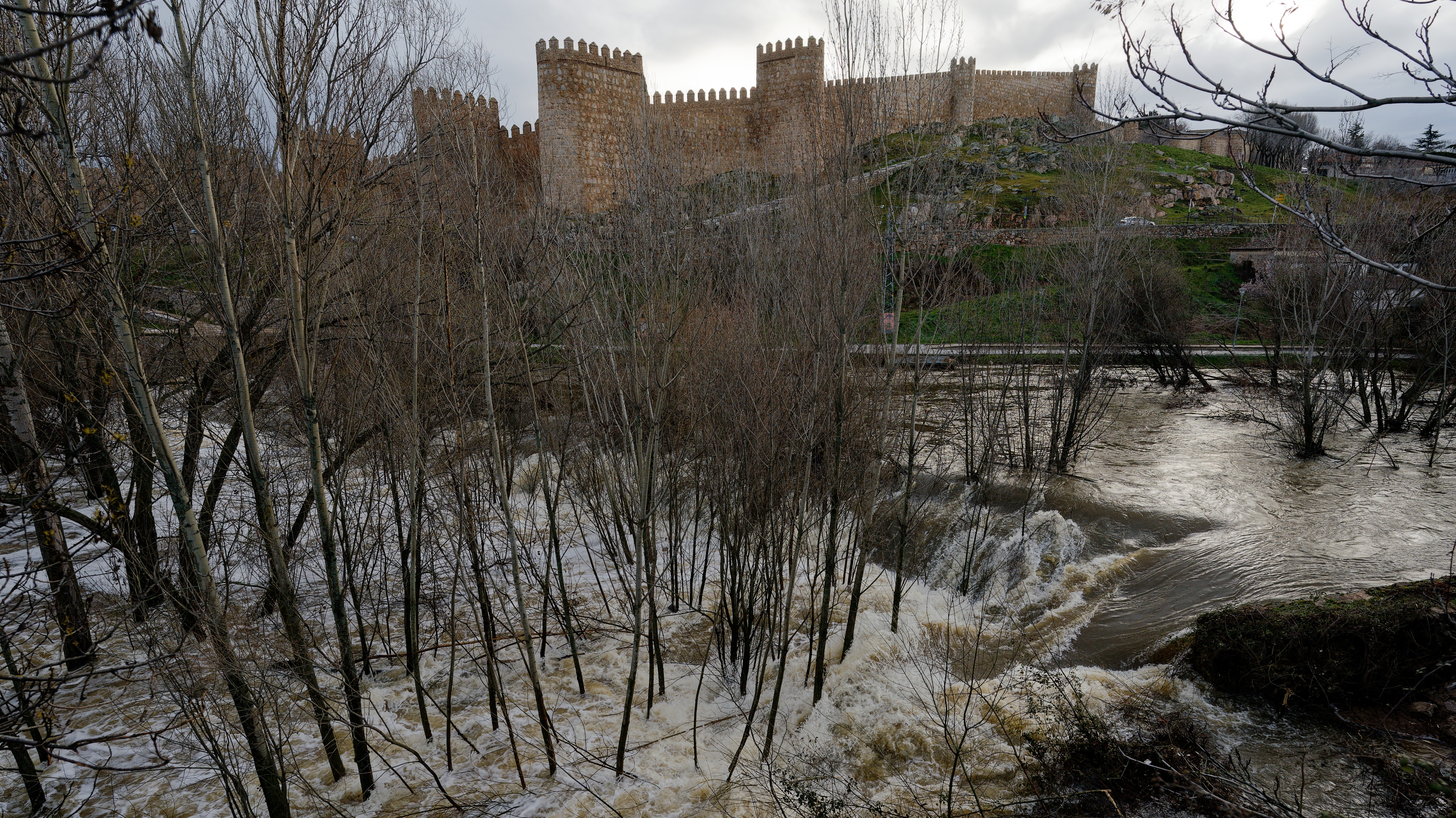 Vista do río Adaja en Ávila. EFE/Raúl Sanchidrián