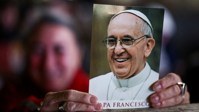 Unha persoa sostén unha imaxe do papa no Vaticano. REUTERS/Guglielmo Mangiapane