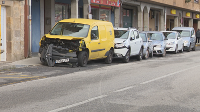 Bateu contra a furgoneta de Correos, e provocou un choque en cadea