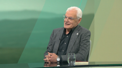 O presidente saínte da Real Academia Galega, Víctor Freixanes, nunha entrevista este luns no 'Bos días' da TVG